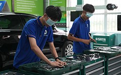錘煉“手上功夫”，奠定職業基石——新能源汽車專業新生階段達標考核